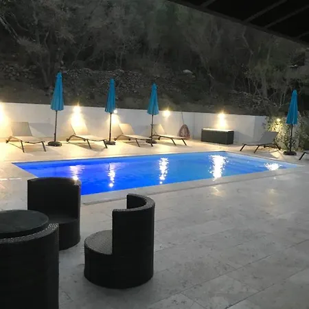 Vila Grande Maison Avec Piscine *